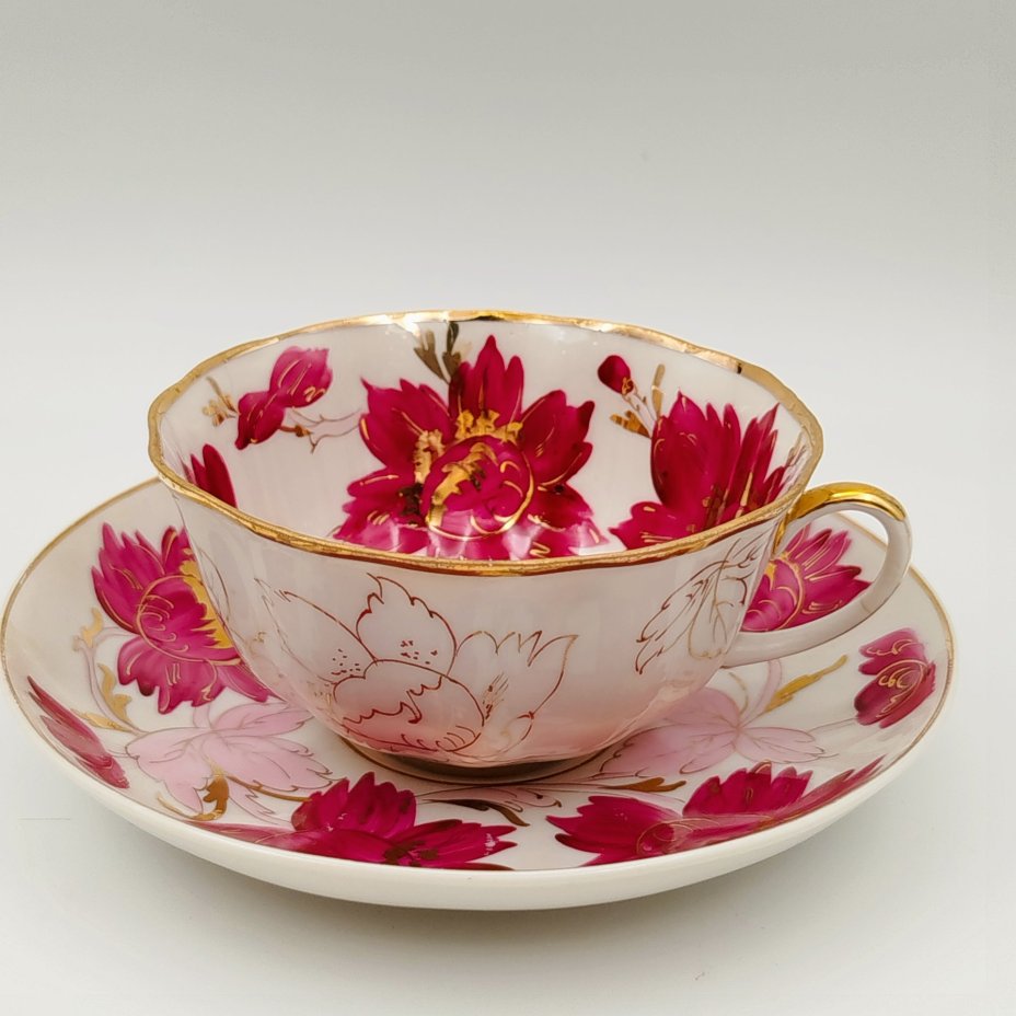 Чайная пара, украшенная цветами малинового оттенка