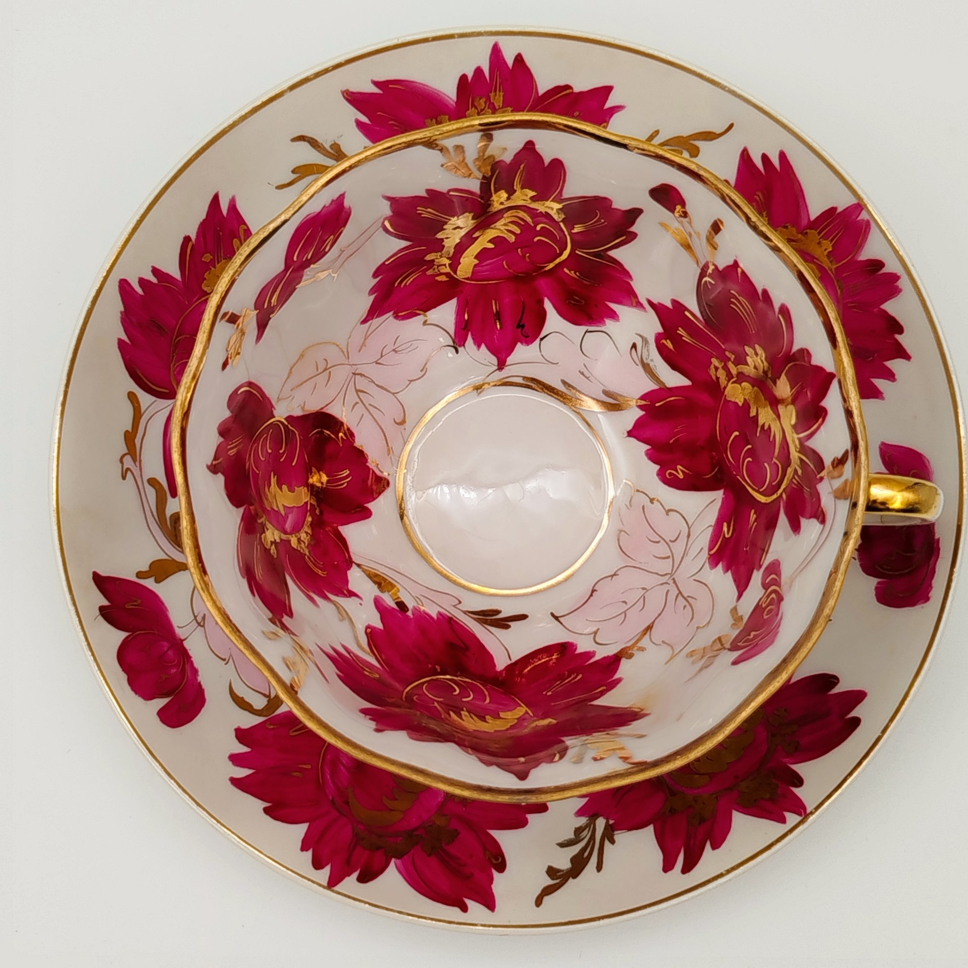 Чайная пара, украшенная цветами малинового оттенка