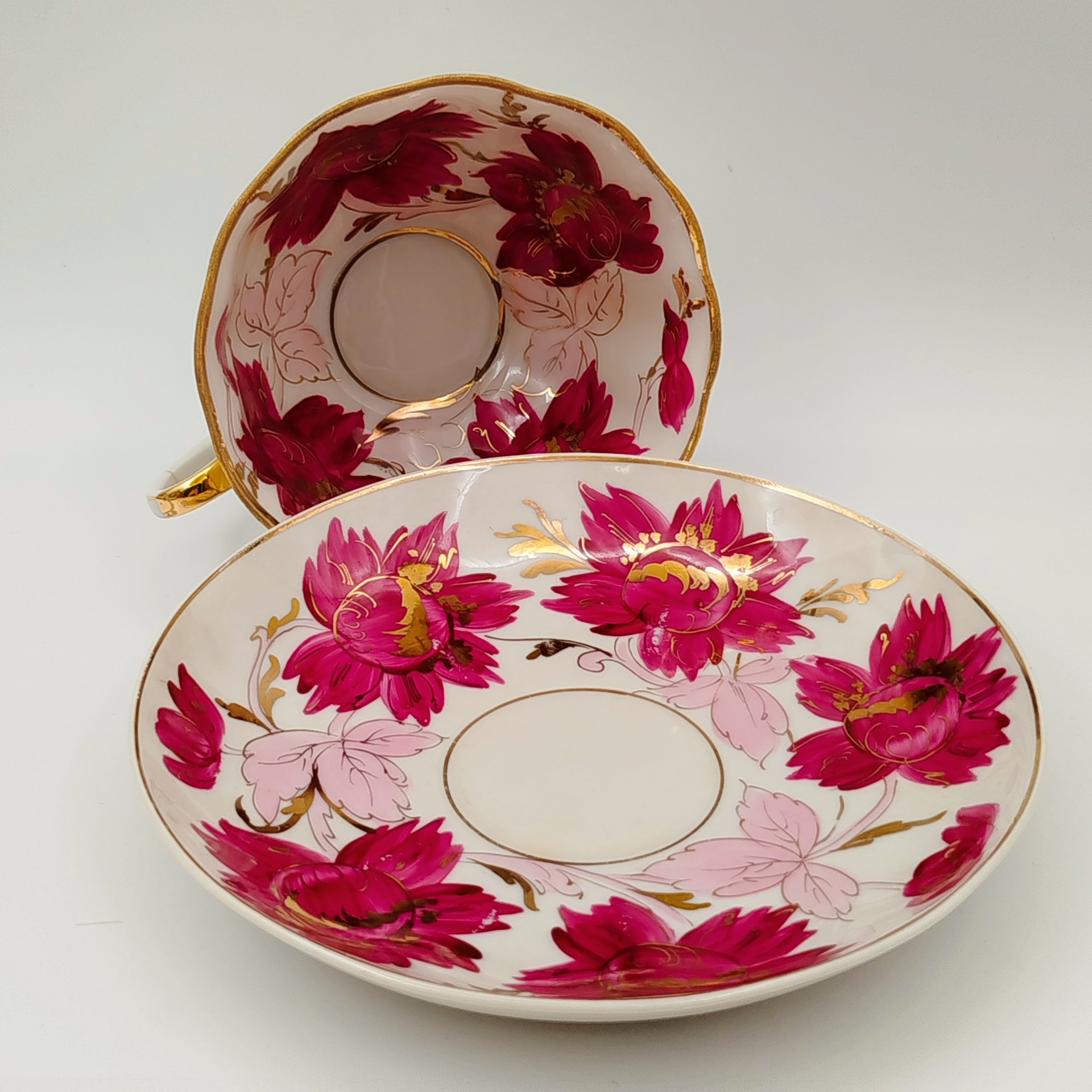 Чайная пара, украшенная цветами малинового оттенка