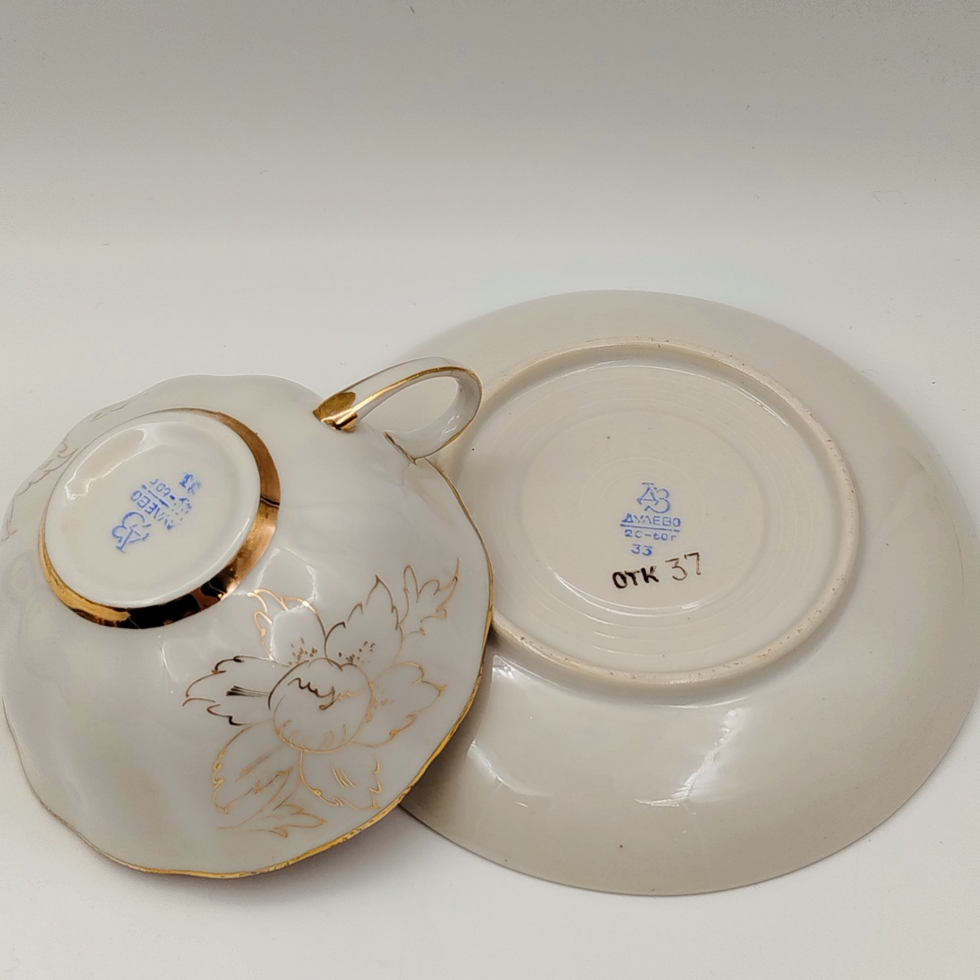 Чайная пара, украшенная цветами малинового оттенка