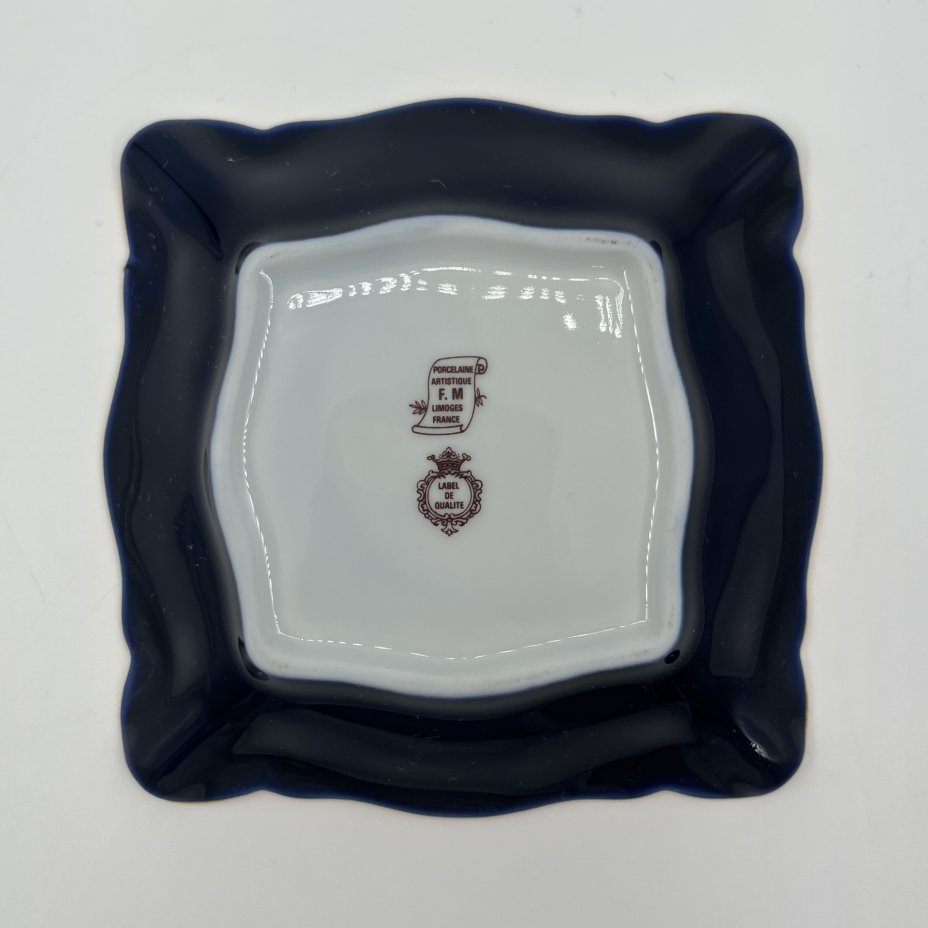 Пепельница кобальтого оттенка, украшенная галантной сценой, Fontanille & Marraud (F.M), Limoges France