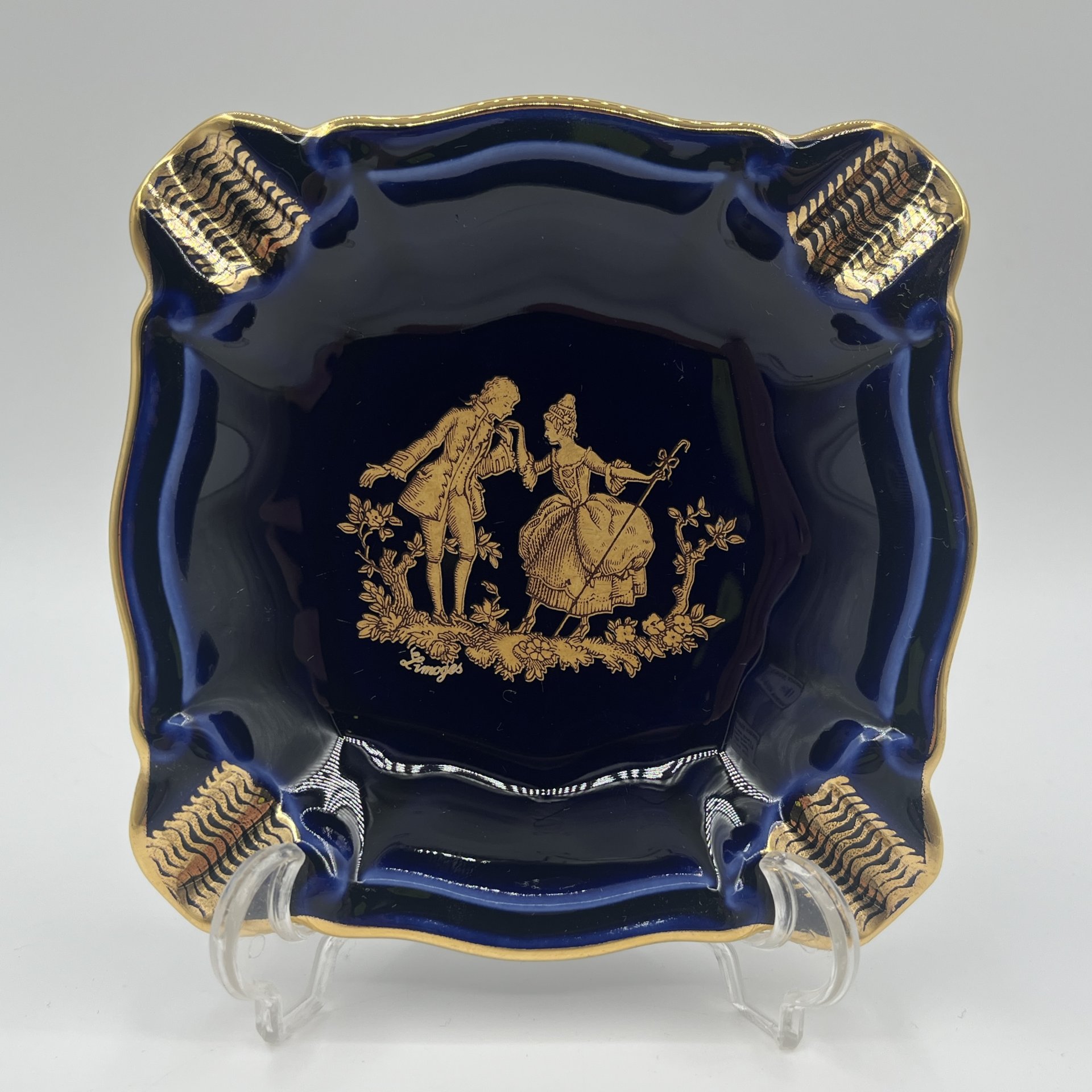 Пепельница кобальтого оттенка, украшенная галантной сценой, Fontanille & Marraud (F.M), Limoges France