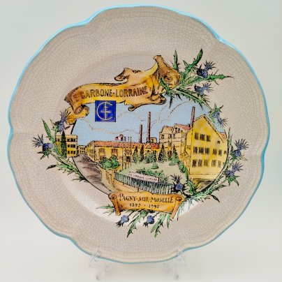 Тарелка декоративная "Le Carbone Lorraine" (историческое предприятие в коммуне "Паньи-Сюр-Мозель"), фаянс, деколь, кракелюр, Manufacture des Emaux de Longwy 1798, Франция, 1992 г.