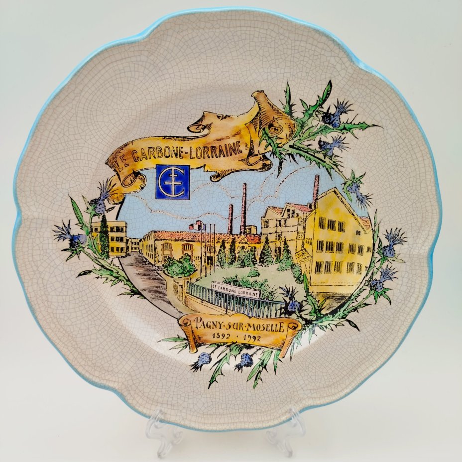 Тарелка декоративная "Le Carbone Lorraine" (историческое предприятие в коммуне "Паньи-Сюр-Мозель"), фаянс, деколь, кракелюр, Manufacture des Emaux de Longwy 1798, Франция, 1992 г.