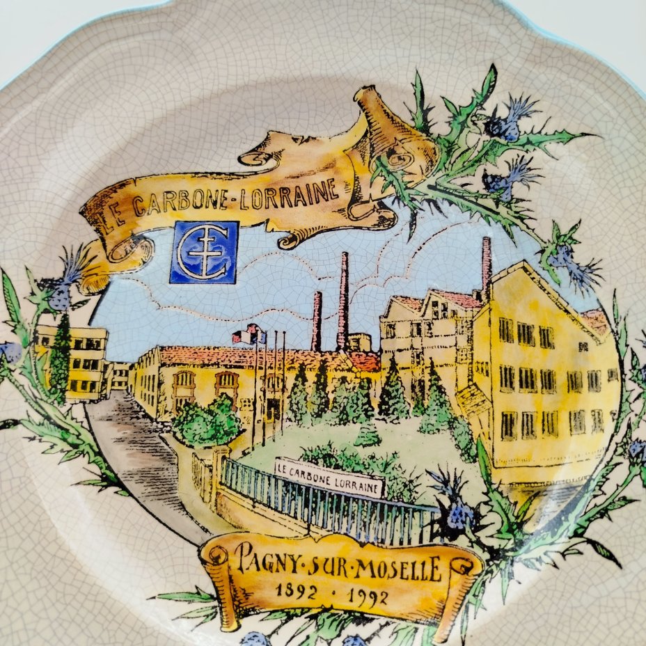 Тарелка декоративная "Le Carbone Lorraine" (историческое предприятие в коммуне "Паньи-Сюр-Мозель"), фаянс, деколь, кракелюр, Manufacture des Emaux de Longwy 1798, Франция, 1992 г.