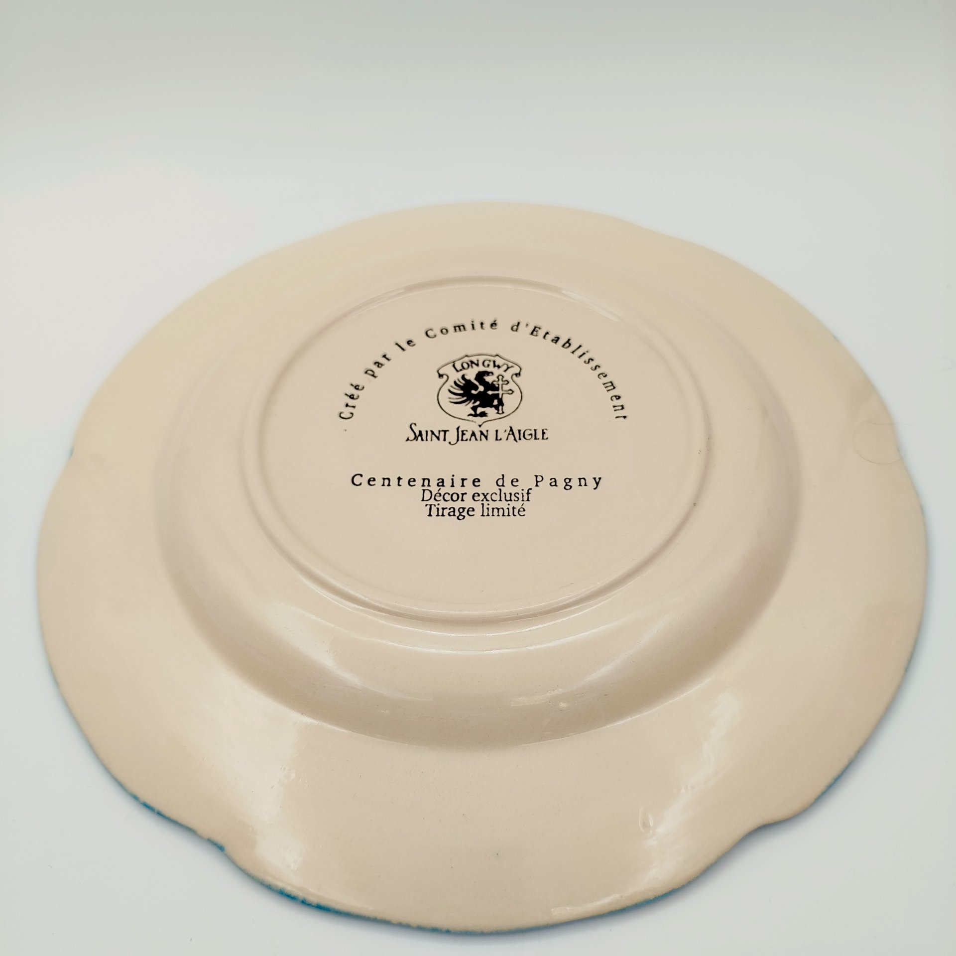 Тарелка декоративная "Le Carbone Lorraine" (историческое предприятие в коммуне "Паньи-Сюр-Мозель"), фаянс, деколь, кракелюр, Manufacture des Emaux de Longwy 1798, Франция, 1992 г.