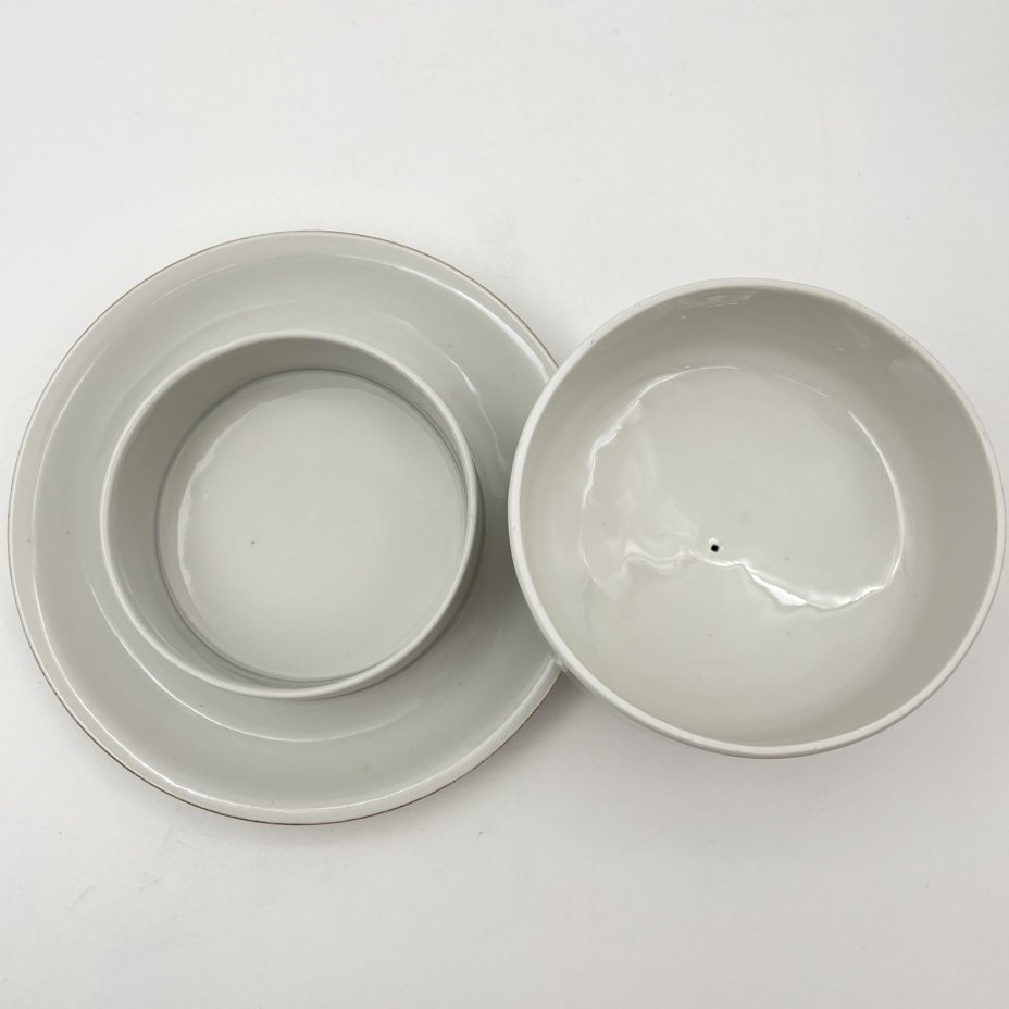 Масленка, украшенная изображением полевых цветов, Porzellanwerke Könitz (OPK)