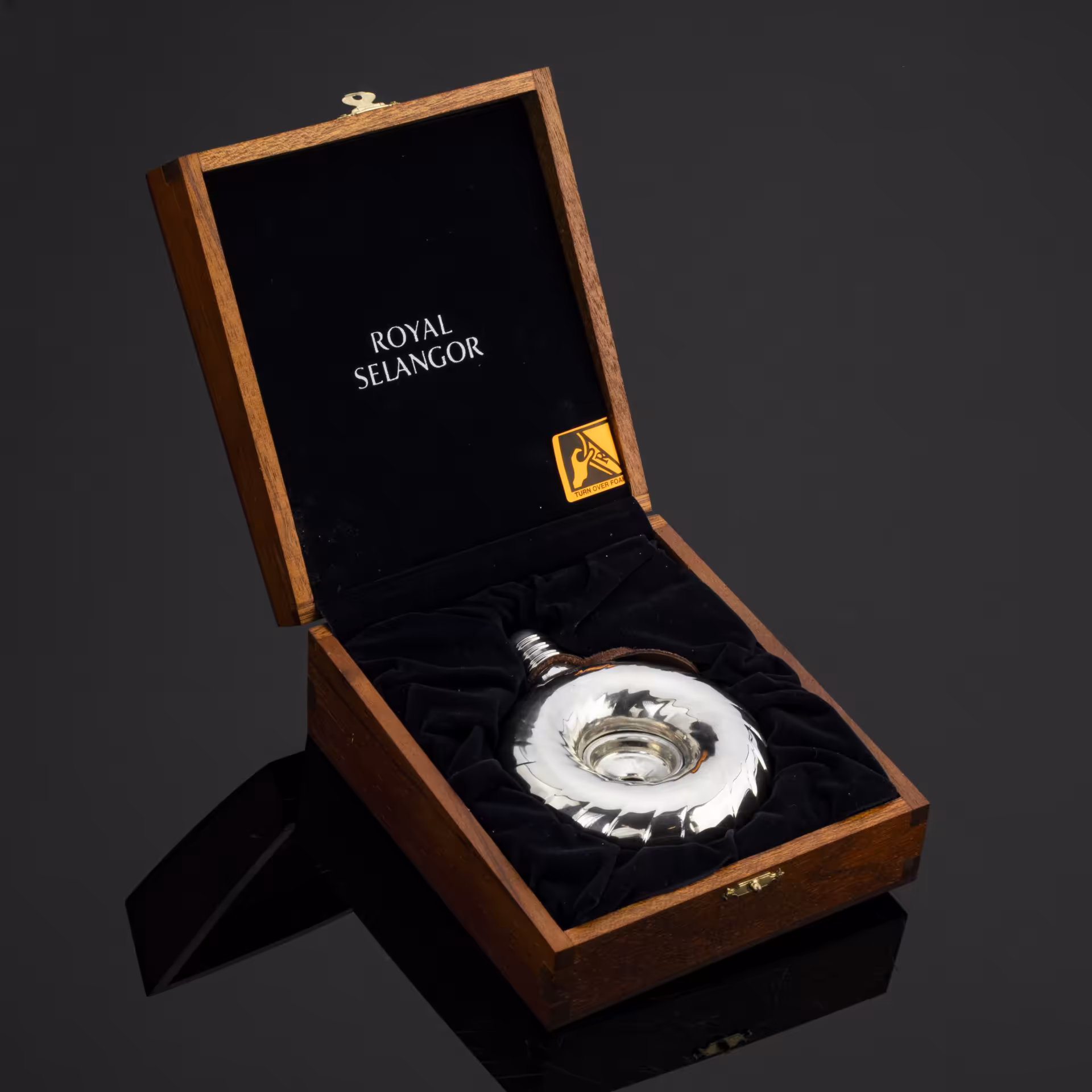 Фляга с воронкой для наливания напитка в подарочной коробке, Royal Selangor