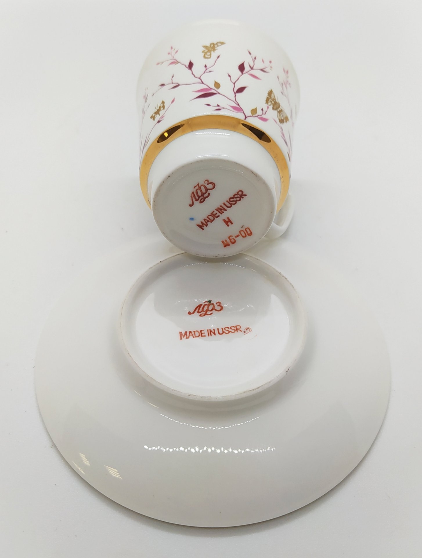 Пара кофейная "Розовые веточки" ("Золотые бабочки"), форма "Майская", автор формы Э.М. Криммер, художник В.Г. Богданов, Ленинградский фарфоровый завод (ЛФЗ)
