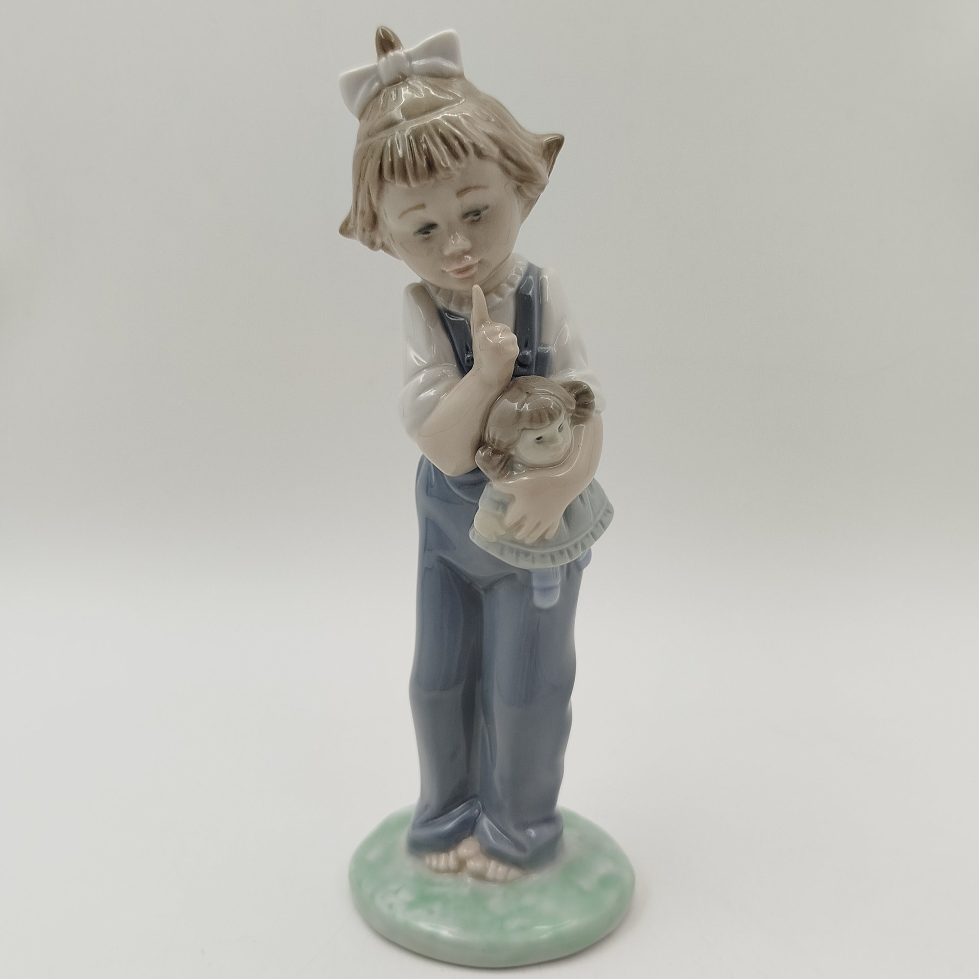 Статуэтка "Девочка с куклой", фарфор, роспись, NAO Porcelain, Испания, 1970-2000 гг.