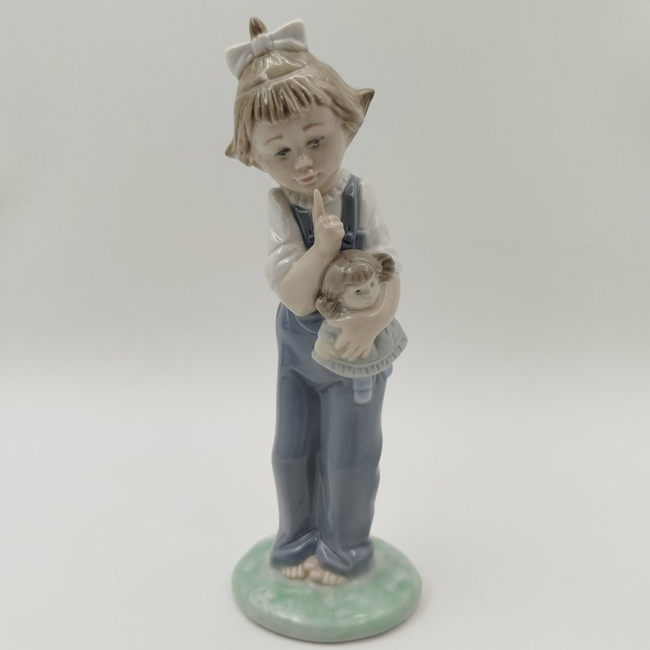 Статуэтка "Девочка с куклой", фарфор, роспись, NAO Porcelain, Испания, 1970-2000 гг.