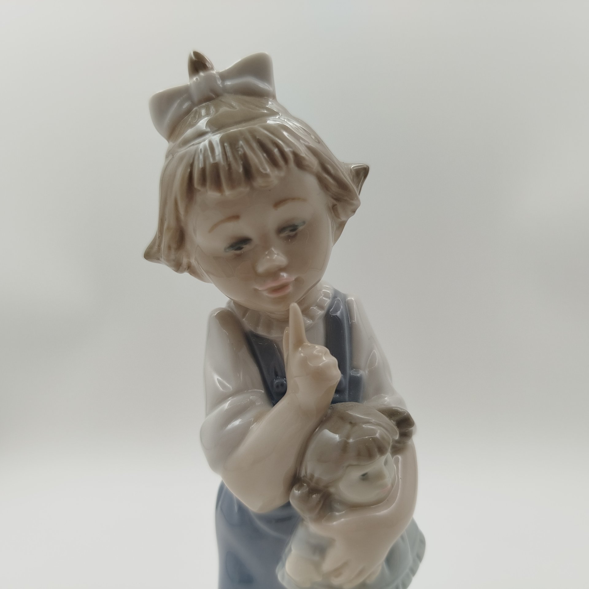 Статуэтка "Девочка с куклой", фарфор, роспись, NAO Porcelain, Испания, 1970-2000 гг.