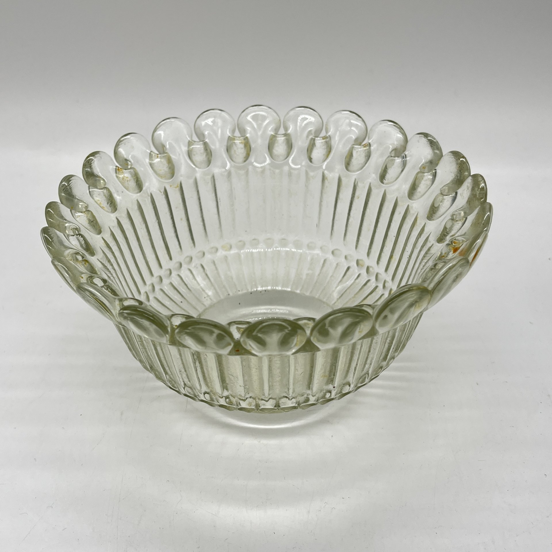 Конфетница круглой формы с фигурным краем, стекло, Уршельский стеклозавод имени 10-й годовщины Октября, СССР, 1963-1968 гг.