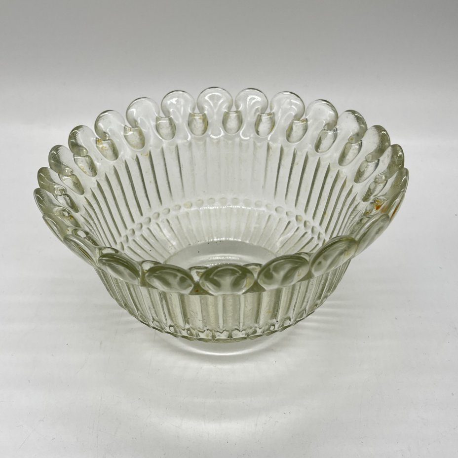 Конфетница круглой формы с фигурным краем, стекло, Уршельский стеклозавод имени 10-й годовщины Октября, СССР, 1963-1968 гг.