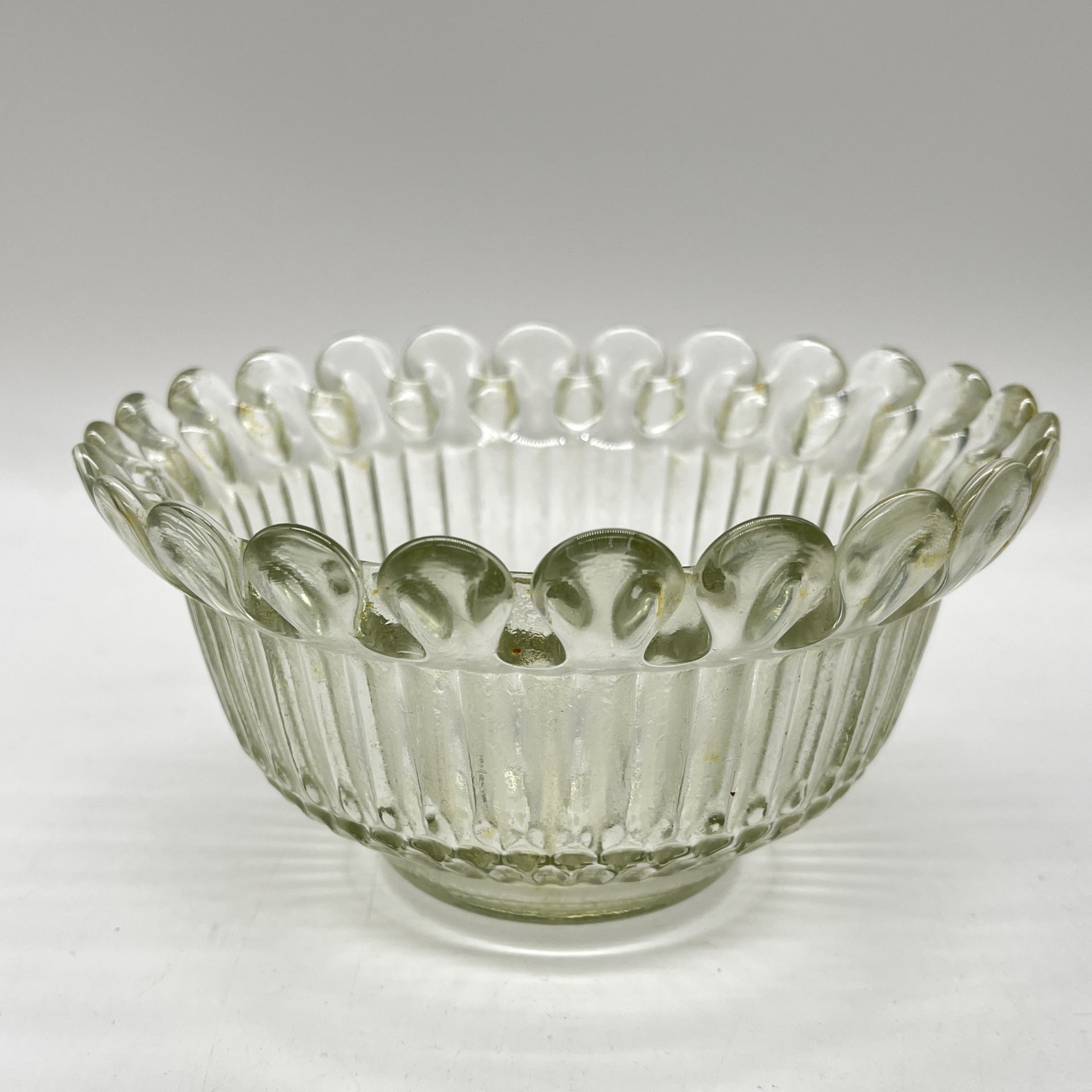 Конфетница круглой формы с фигурным краем, стекло, Уршельский стеклозавод имени 10-й годовщины Октября, СССР, 1963-1968 гг.