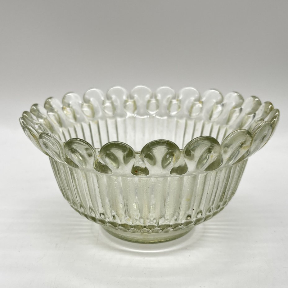 Конфетница круглой формы с фигурным краем, стекло, Уршельский стеклозавод имени 10-й годовщины Октября, СССР, 1963-1968 гг.