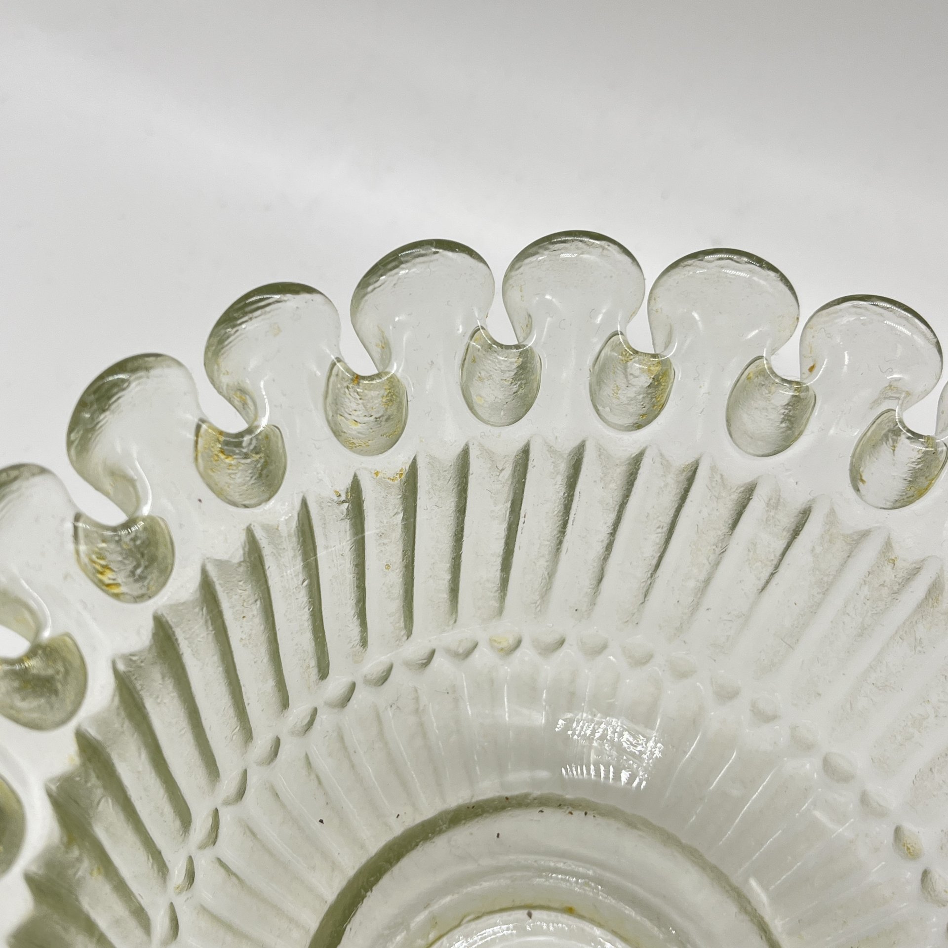 Конфетница круглой формы с фигурным краем, стекло, Уршельский стеклозавод имени 10-й годовщины Октября, СССР, 1963-1968 гг.