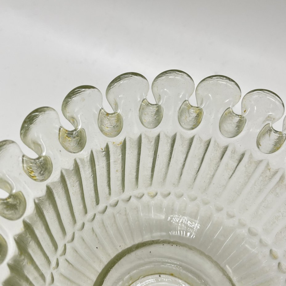 Конфетница круглой формы с фигурным краем, стекло, Уршельский стеклозавод имени 10-й годовщины Октября, СССР, 1963-1968 гг.