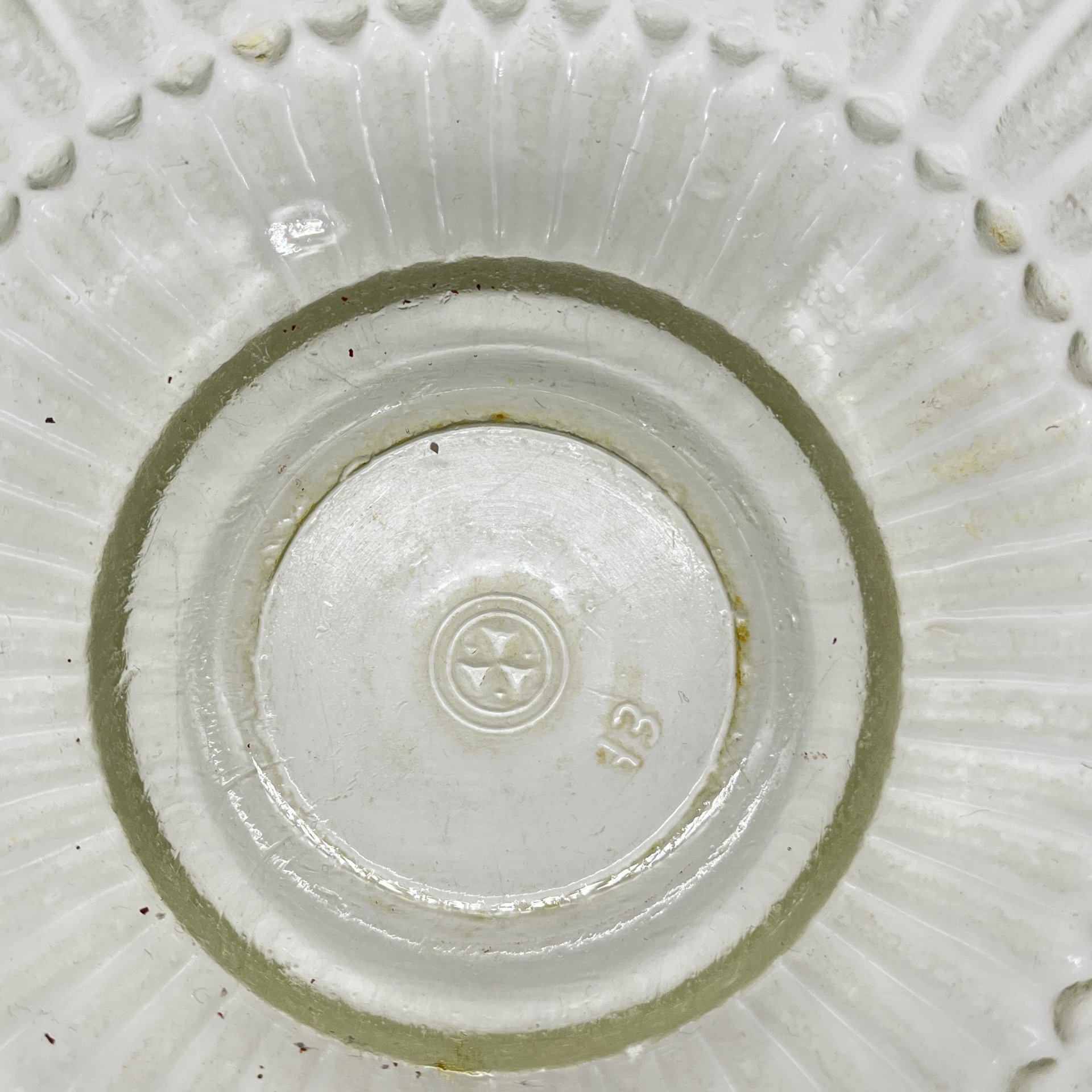 Конфетница круглой формы с фигурным краем, стекло, Уршельский стеклозавод имени 10-й годовщины Октября, СССР, 1963-1968 гг.