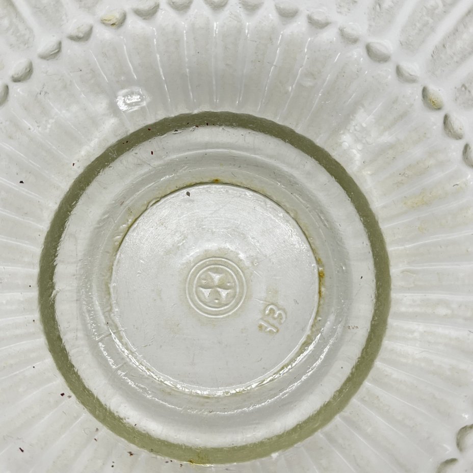 Конфетница круглой формы с фигурным краем, стекло, Уршельский стеклозавод имени 10-й годовщины Октября, СССР, 1963-1968 гг.