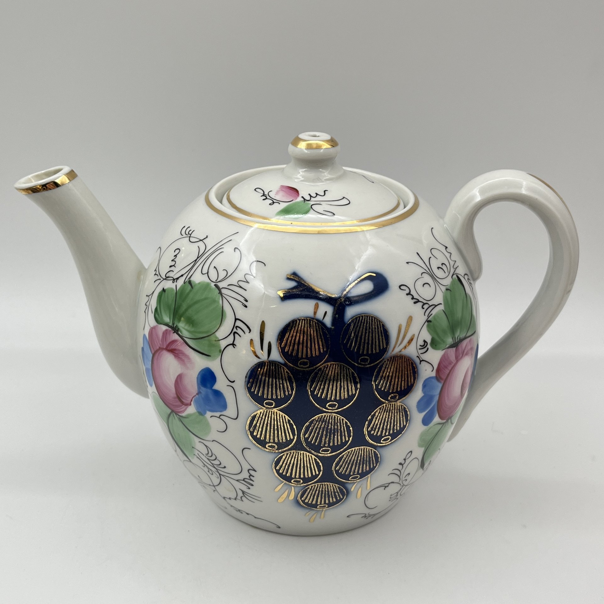 Чайник "Виноград", фарфор, роспись, золочение, Кузяевский фарфоровый завод, СССР, 1963-1991 гг.