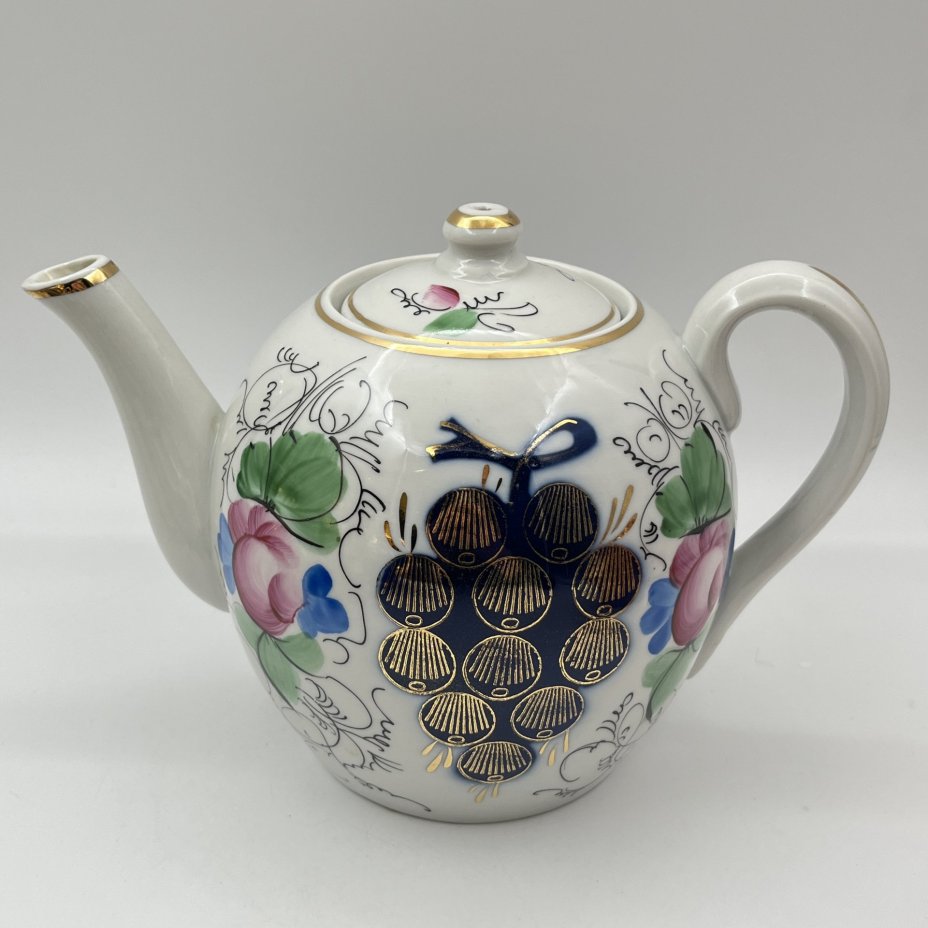 Чайник "Виноград", фарфор, роспись, золочение, Кузяевский фарфоровый завод, СССР, 1963-1991 гг.