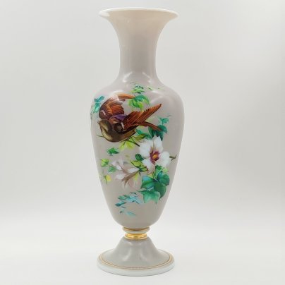 Ваза с изображением птицы среди цветущих ветвей на тулове