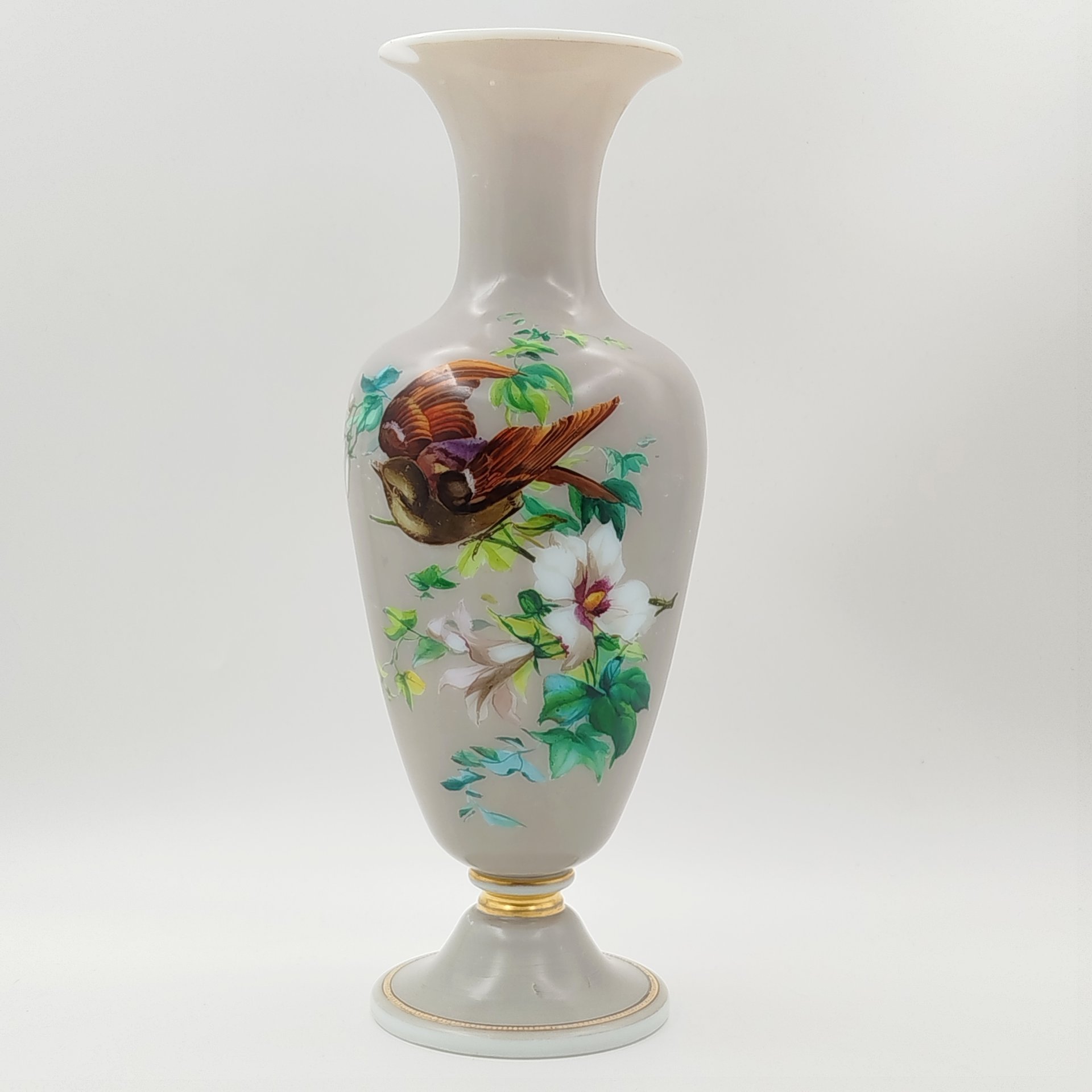 Ваза с изображением птицы среди цветущих ветвей на тулове