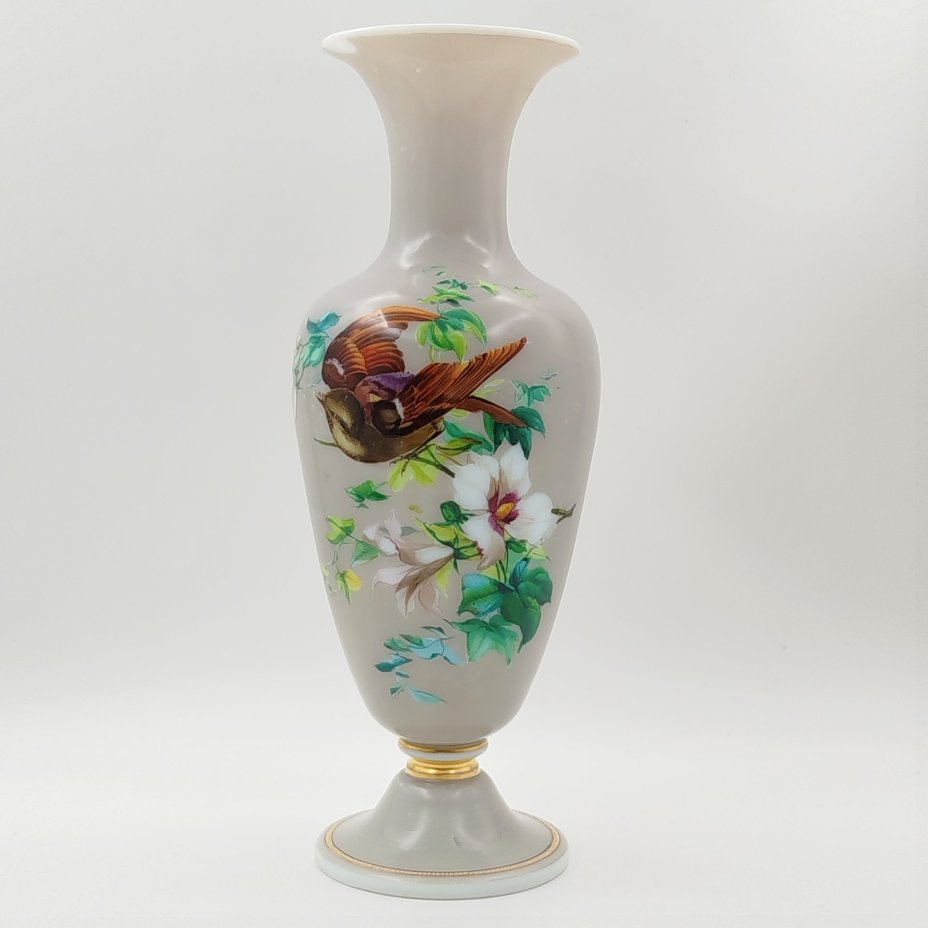 Ваза с изображением птицы среди цветущих ветвей на тулове, стекло, молочное, крытье, роспись, золочение, Западная Европа, 1900-1950 гг.
