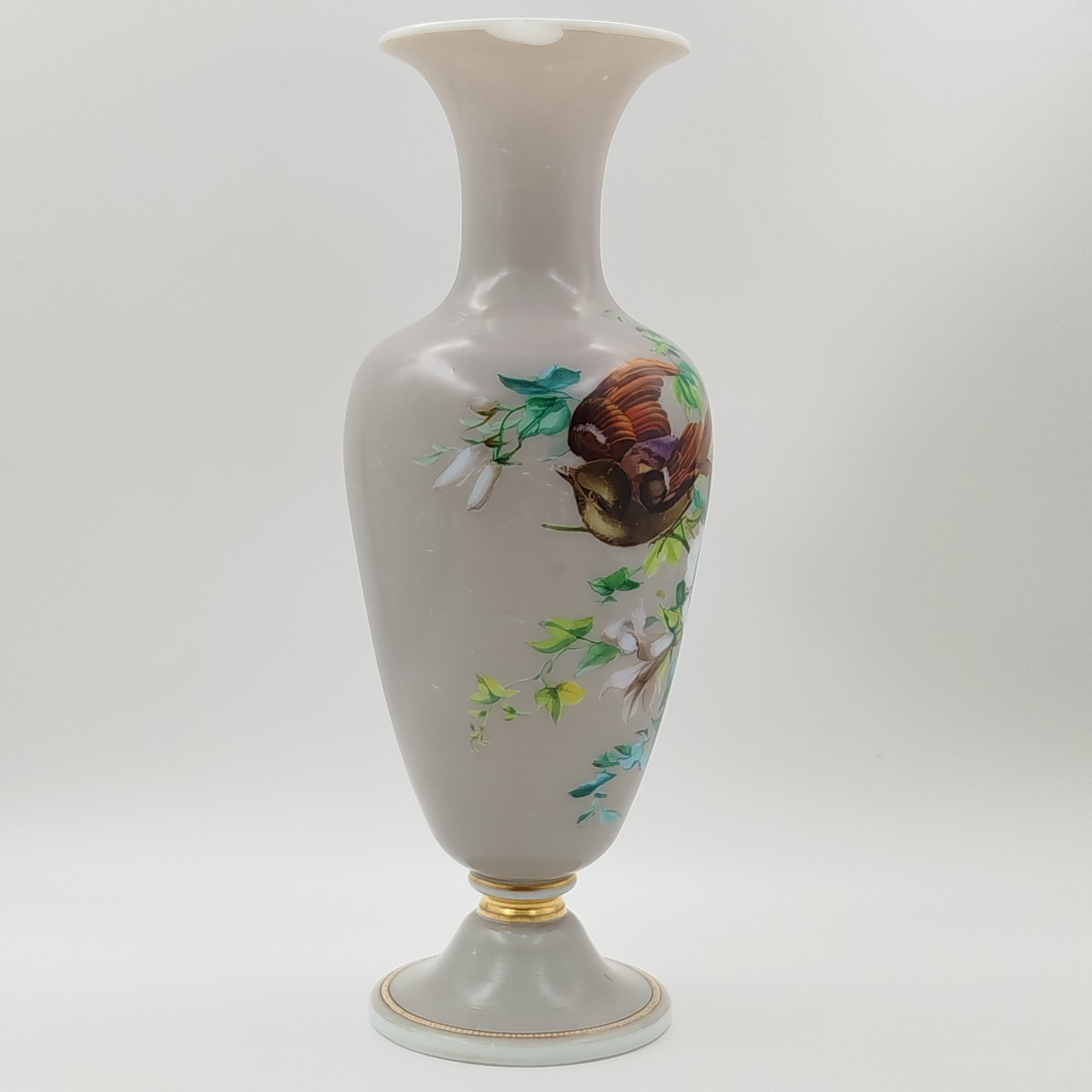 Ваза с изображением птицы среди цветущих ветвей на тулове