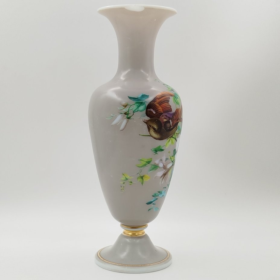 Ваза с изображением птицы среди цветущих ветвей на тулове