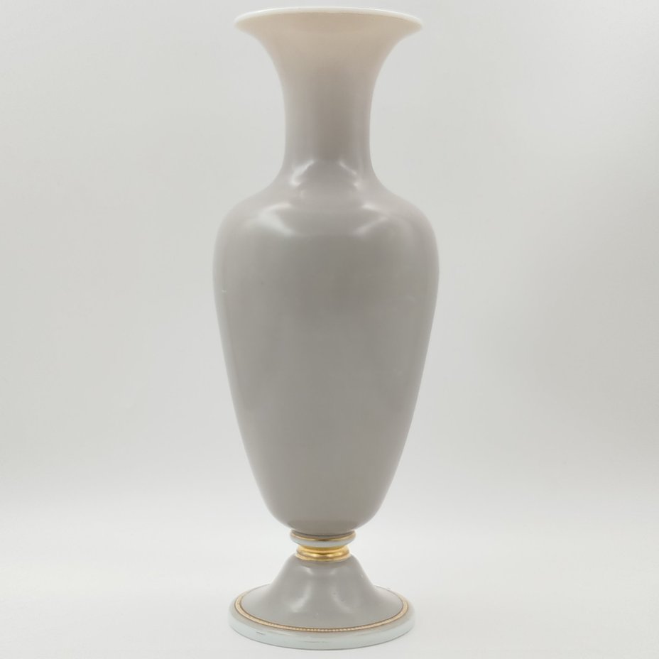 Ваза с изображением птицы среди цветущих ветвей на тулове