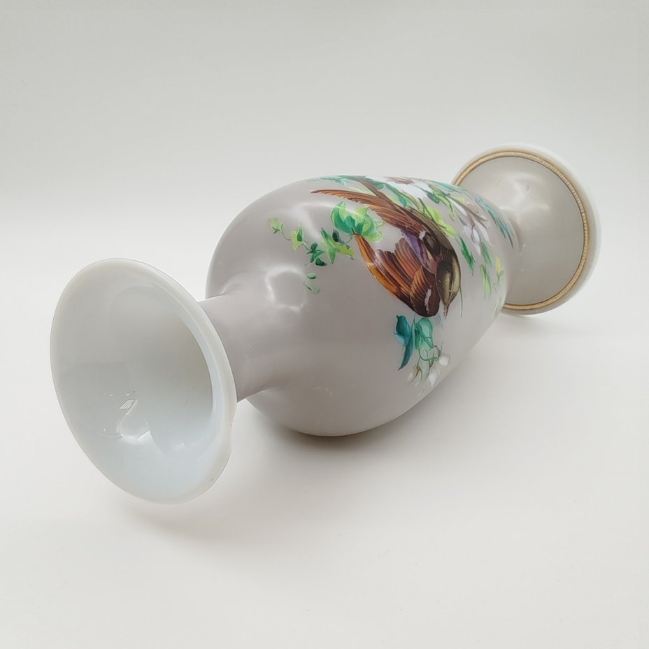 Ваза с изображением птицы среди цветущих ветвей на тулове