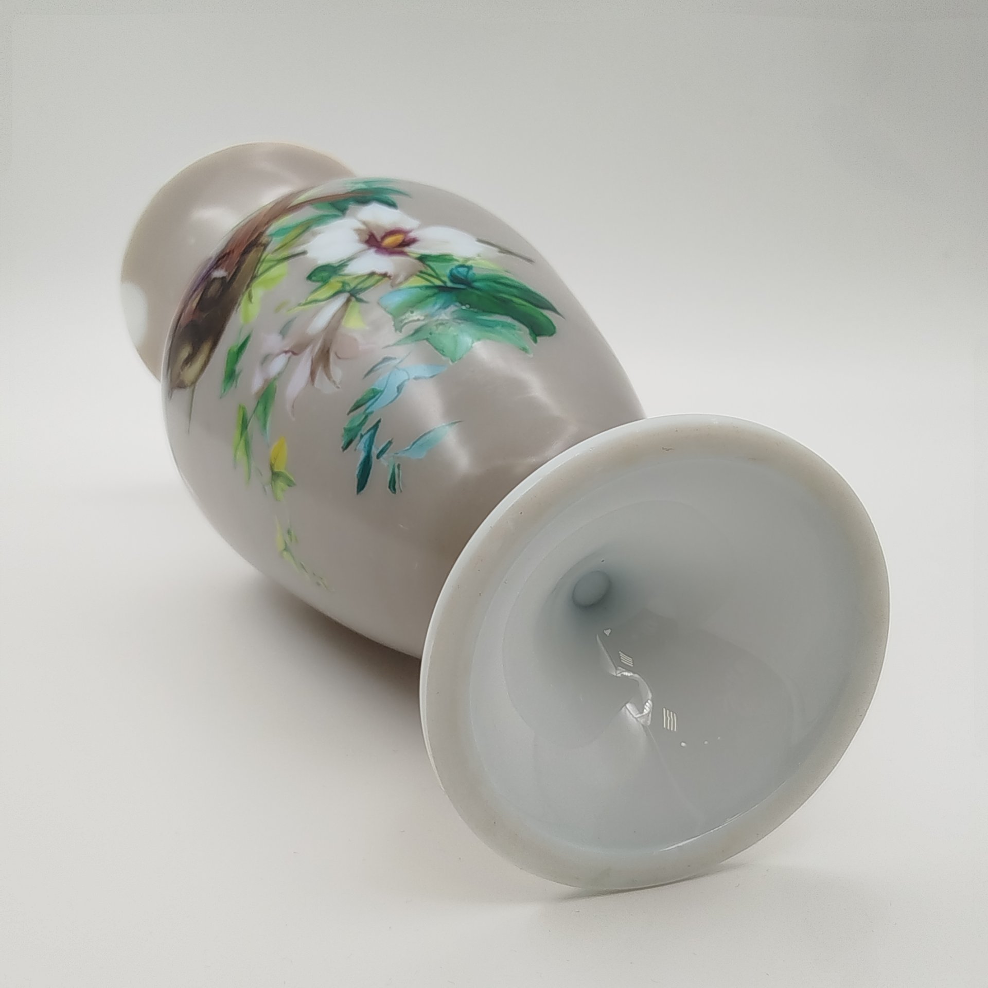 Ваза с изображением птицы среди цветущих ветвей на тулове