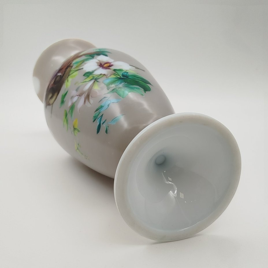 Ваза с изображением птицы среди цветущих ветвей на тулове