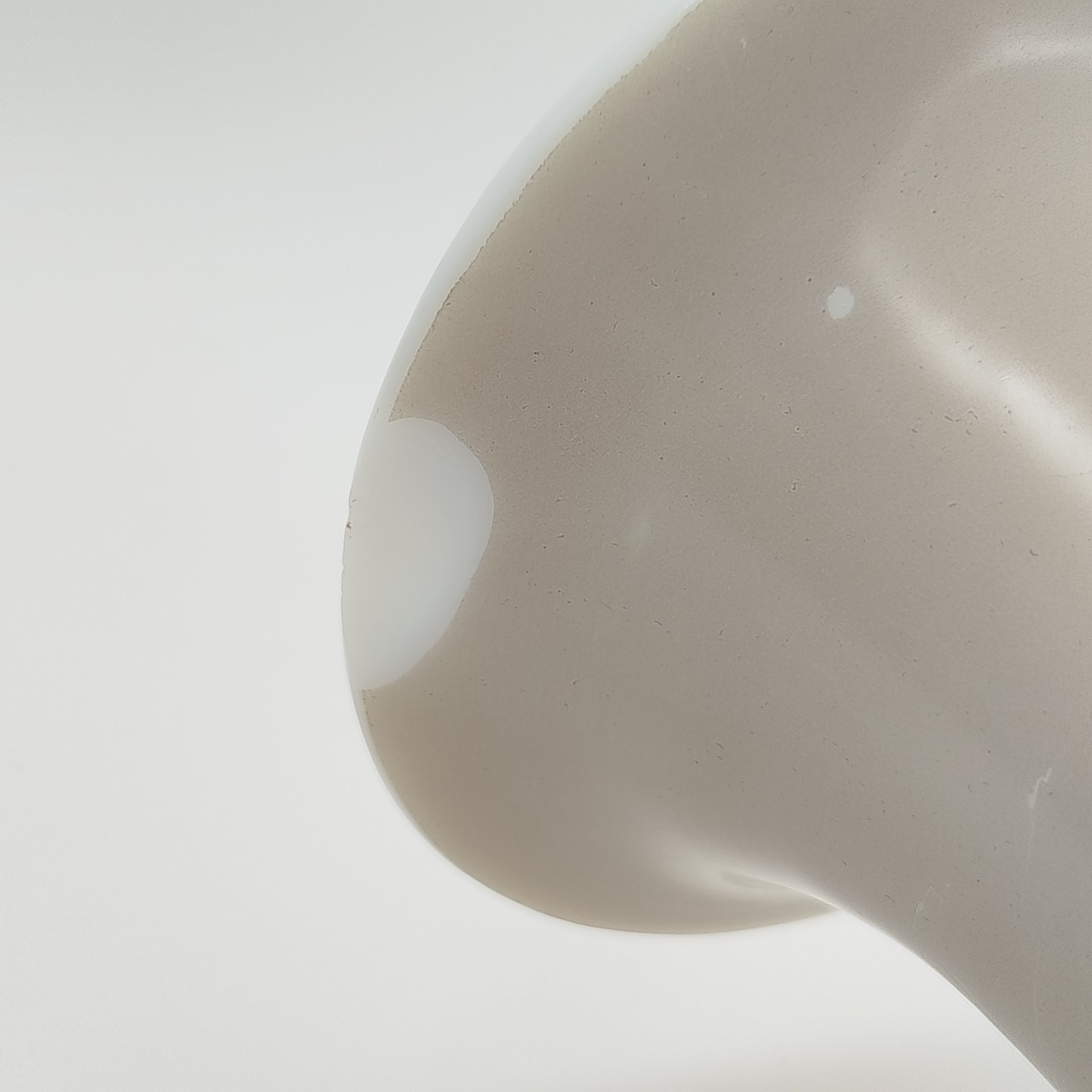 Ваза с изображением птицы среди цветущих ветвей на тулове