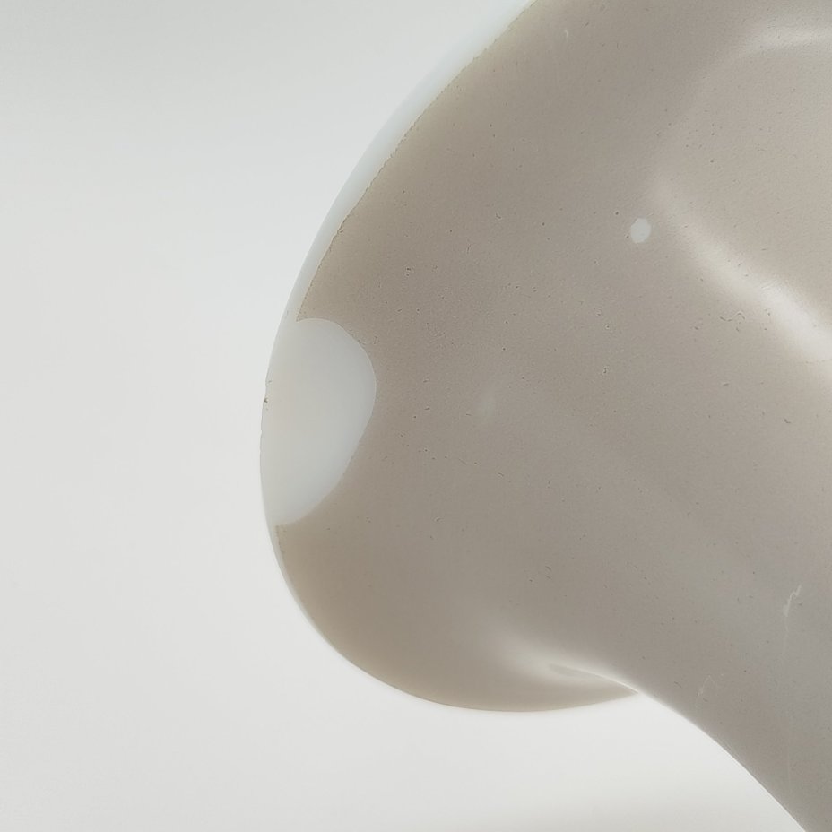 Ваза с изображением птицы среди цветущих ветвей на тулове