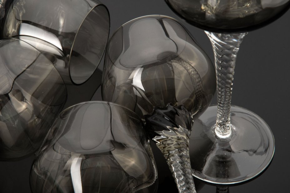 Набор из шести бокалов дымчатого цвета на витых ножках