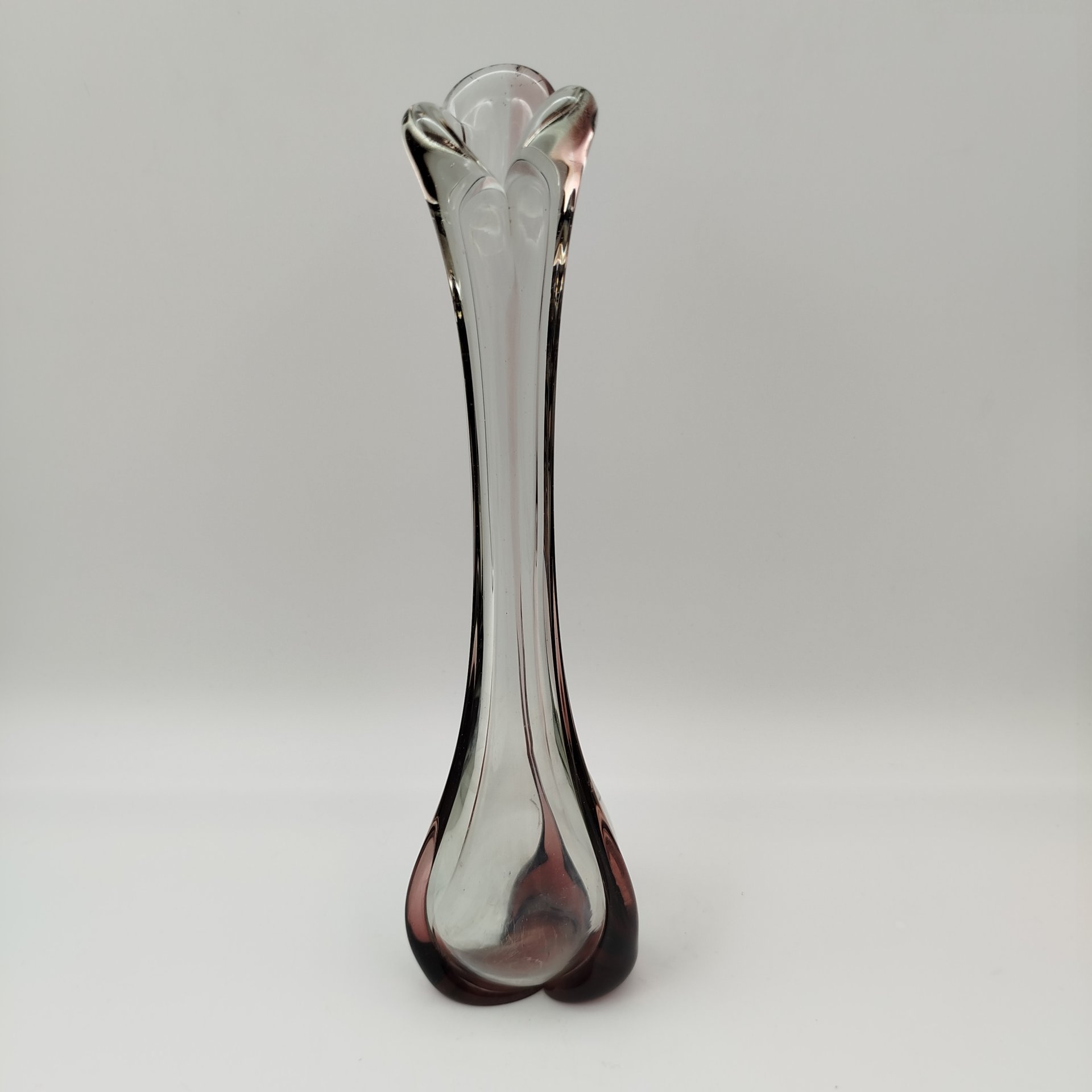 Ваза «Волна» с элементами марганцевого оттенка, стекло, Ленинградский стекольный комбинат «Победа» (Колпино), СССР, 1970-1990 гг.