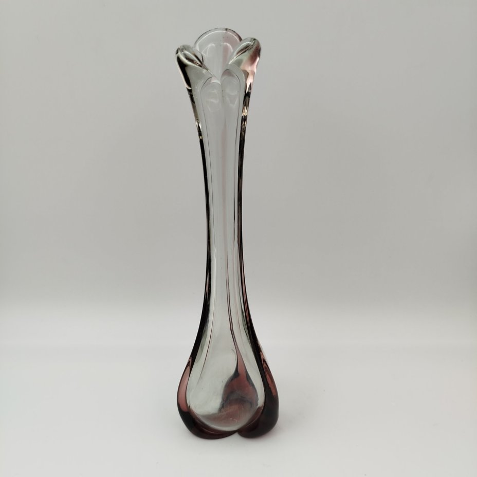 Ваза «Волна» с элементами марганцевого оттенка, стекло, Ленинградский стекольный комбинат «Победа» (Колпино), СССР, 1970-1990 гг.