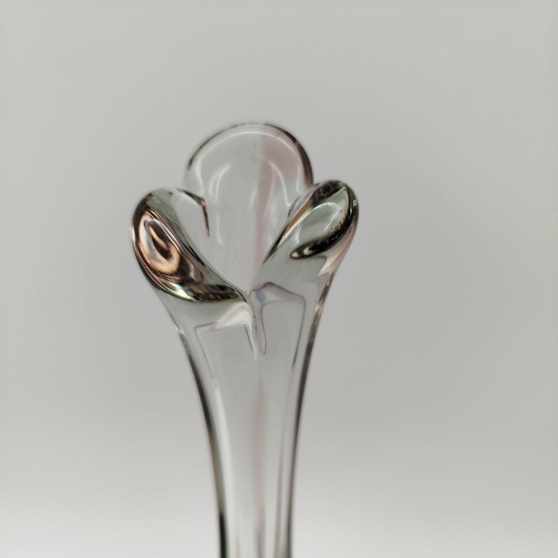 Ваза «Волна» с элементами марганцевого оттенка, стекло, Ленинградский стекольный комбинат «Победа» (Колпино), СССР, 1970-1990 гг.