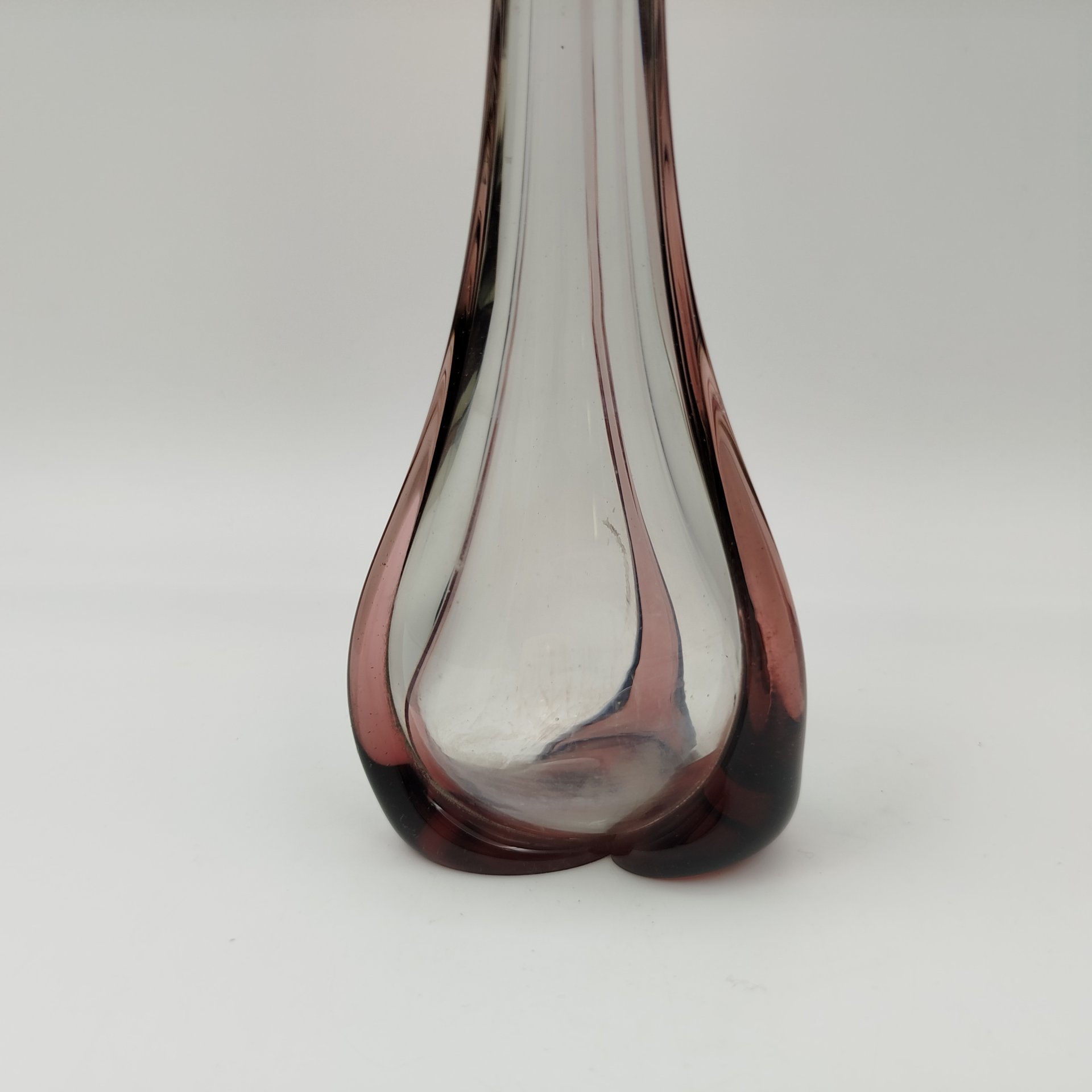 Ваза «Волна» с элементами марганцевого оттенка, стекло, Ленинградский стекольный комбинат «Победа» (Колпино), СССР, 1970-1990 гг.