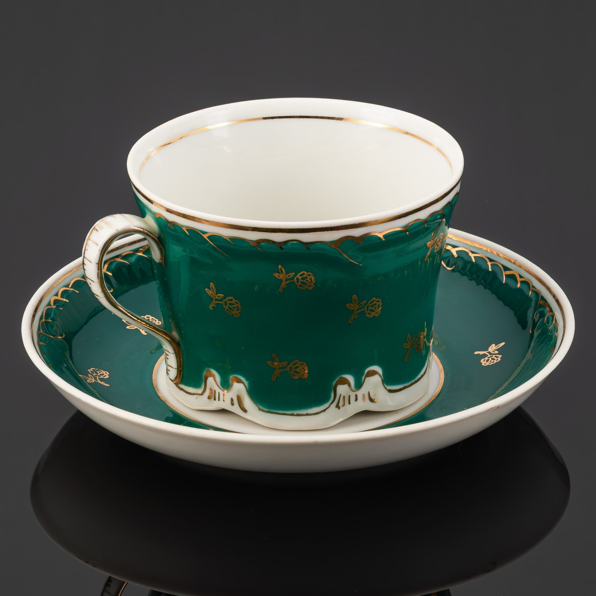 Чайная пара "8 марта", украшенная цветочным декором, фарфор, крытье, золочение, Дмитровский фарфоровый завод (ДФЗ Вербилки), СССР, 1954-1965 гг.