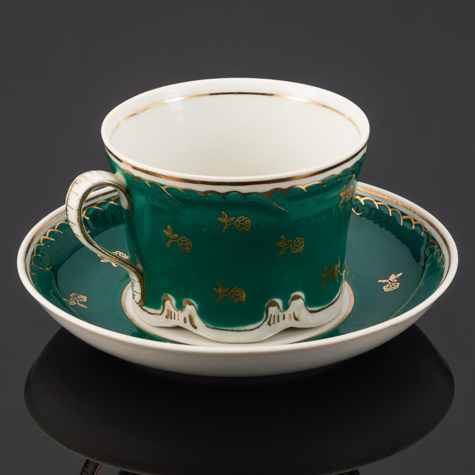 Чайная пара "8 марта", украшенная цветочным декором, фарфор, крытье, золочение, Дмитровский фарфоровый завод (ДФЗ Вербилки), СССР, 1954-1965 гг.