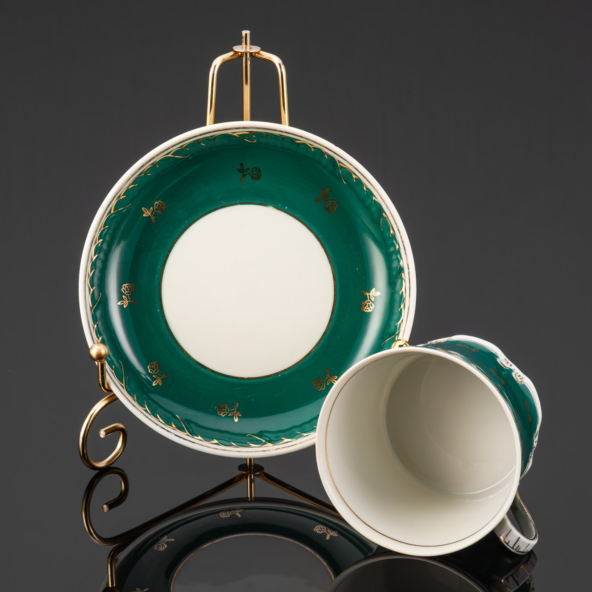 Чайная пара "8 марта", украшенная цветочным декором, фарфор, крытье, золочение, Дмитровский фарфоровый завод (ДФЗ Вербилки), СССР, 1954-1965 гг.