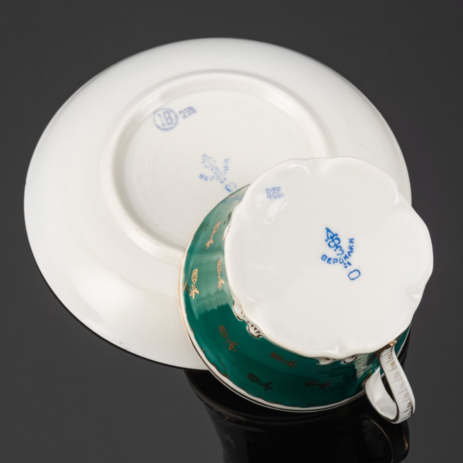 Чайная пара "8 марта", украшенная цветочным декором, фарфор, крытье, золочение, Дмитровский фарфоровый завод (ДФЗ Вербилки), СССР, 1954-1965 гг.