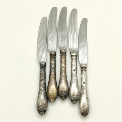 Набор из 5-ти десертных ножей с растительным декором, мНЦ (медь-никель-цинк), нержавеющая сталь, Вольнянский завод столовых приборов им. Шевченко (ЗiШ, ЗиШ), СССР, 1960-1990 гг.