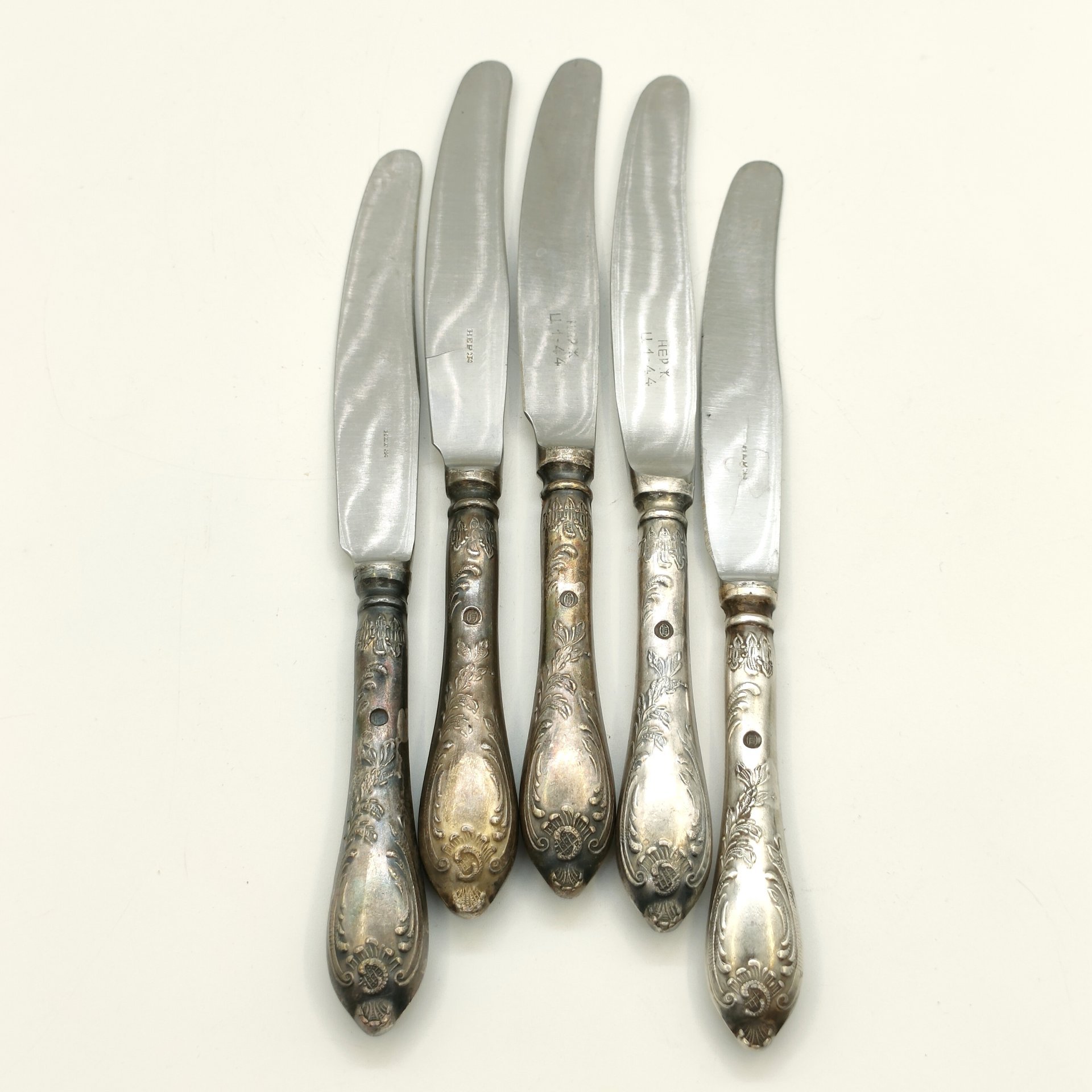 Набор из 5-ти десертных ножей с растительным декором, мНЦ (медь-никель-цинк), нержавеющая сталь, Вольнянский завод столовых приборов им. Шевченко (ЗiШ, ЗиШ), СССР, 1960-1990 гг.