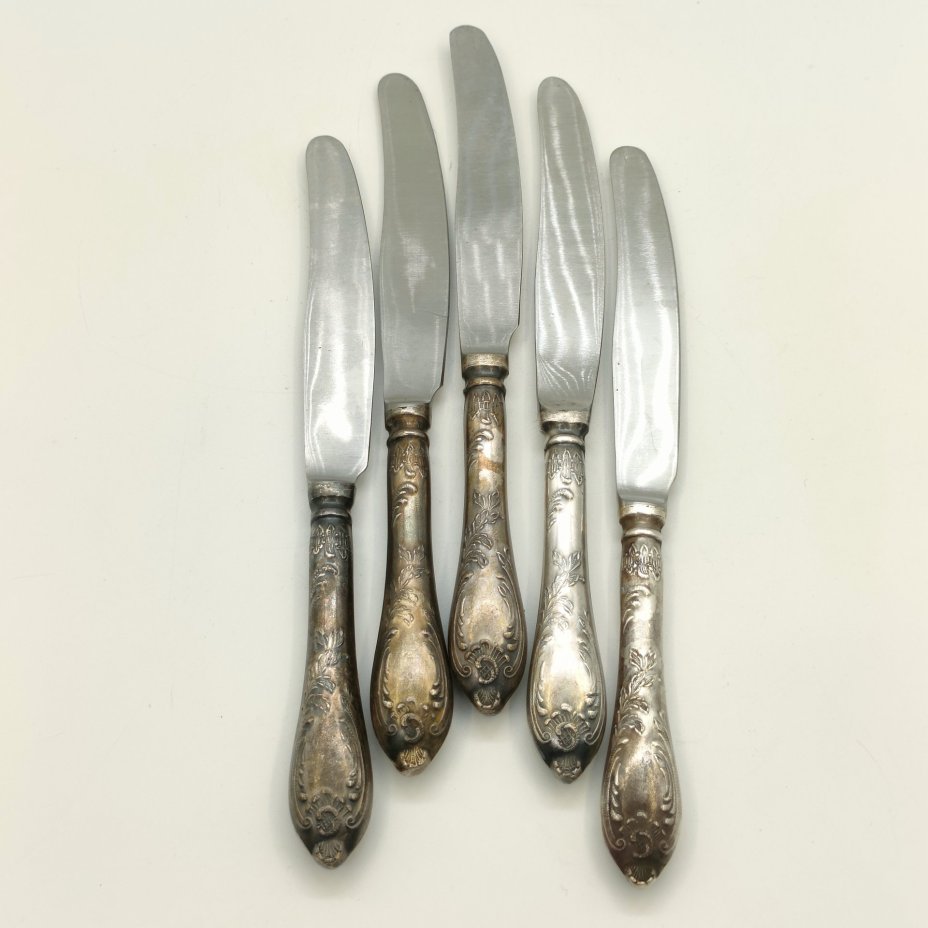 Набор из 5-ти десертных ножей с растительным декором, мНЦ (медь-никель-цинк), нержавеющая сталь, Вольнянский завод столовых приборов им. Шевченко (ЗiШ, ЗиШ), СССР, 1960-1990 гг.