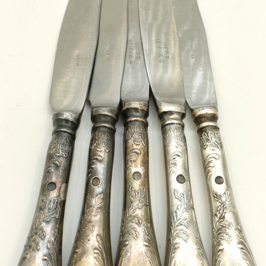 Набор из 5-ти десертных ножей с растительным декором, мНЦ (медь-никель-цинк), нержавеющая сталь, Вольнянский завод столовых приборов им. Шевченко (ЗiШ, ЗиШ), СССР, 1960-1990 гг.